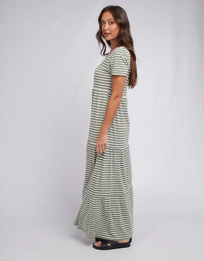 The Silent Theory Abi Stripe Midi Dress is a pretty and comfortable t-shirt style dress with a long tiered skirt. Featuring a flattering V neck, short sleeves and an all-over striped design. Easy to dress up or down this will become a fast favourite.