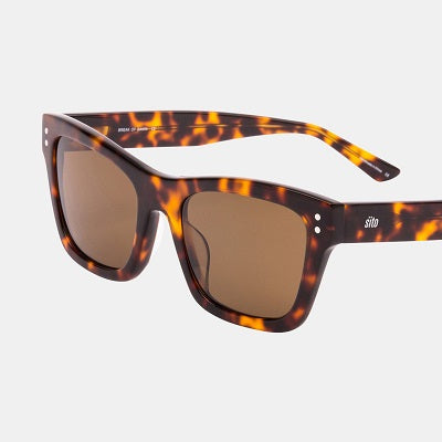 The SITO Break Of Dawn Honey Tort/Brown/Polarised Sunglasses are there to take you where you need to go. Made from a plant based acetate frame, CR39 lenses, 100% UV Protection and sustainable packaging.